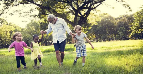 Familj att ha kul i parken — Stockfoto