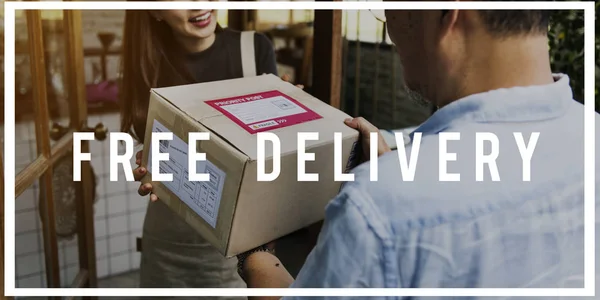 Deliveryman передає посилку клієнту — стокове фото