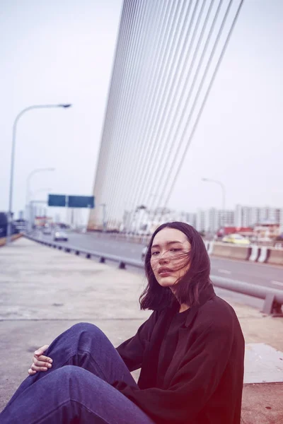 Asiática chica posando en puente — Foto de Stock