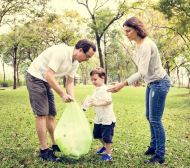 Anne oğluyla park temizlik