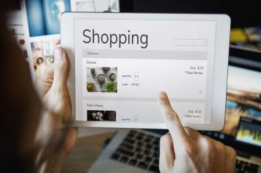 Dijital tablet kullanan adam