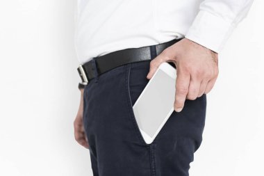 Smartphone cebine koyarak işadamı