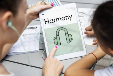 kadın ve çocuk tablet birlikte kullanma