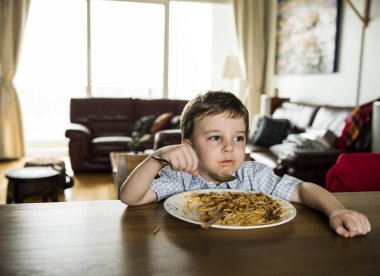 Evde çocuk yemek spagetti