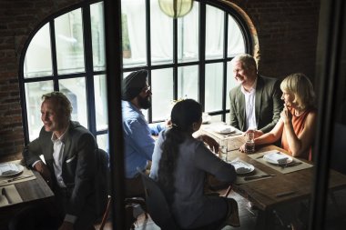 İnsanlar restoranda yemek yiyor.  