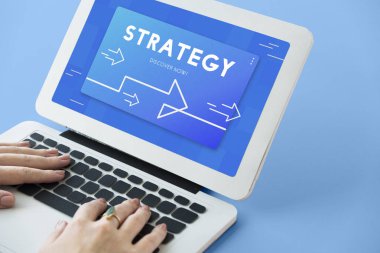 Dizüstü bilgisayarda yazan kadın klavyesi