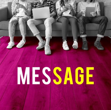 Dijital cihazlar kullanan öğrenciler