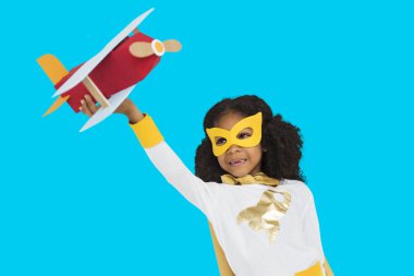 el yapımı uçakla oynayan kız