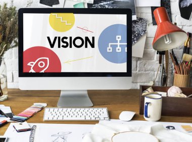 Bilgisayar monitörü moda tasarımcısı işyerinde