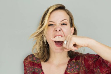 sarışın kadın holding parmak, ağız