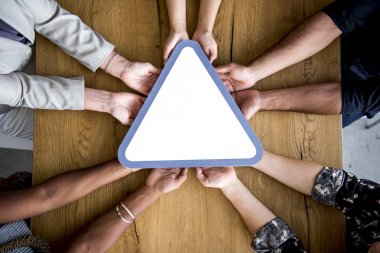 Elleri boş işareti ile