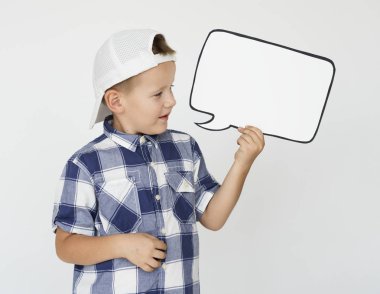 Stüdyo çekimi küçük beyaz çocuk 