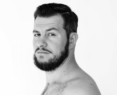 Adam kameraya bakıyor.