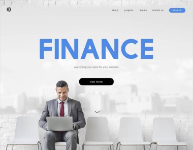 İşadamı dizüstü kullanarak resmi elbiseli