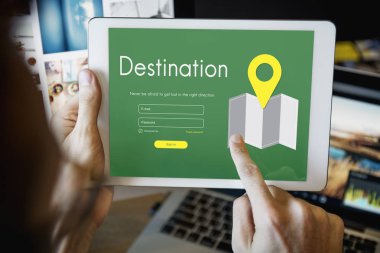 Dijital tablet kullanan adam