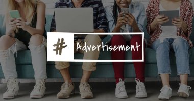 Arkadaşlar dijital cihazlar kullanarak