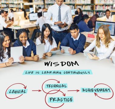 Çalışma ve masada okuyan öğrenciler