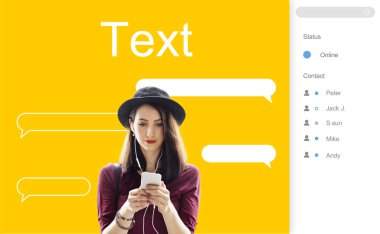 Smartphone kullanarak şapkalı kadın