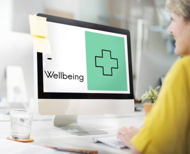 sarışın kadın monitör ekranına bakarak