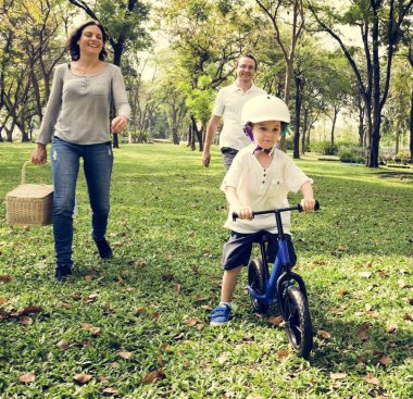 Parkta Bisiklet aile