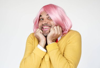 Adam giymiş pembe peruk