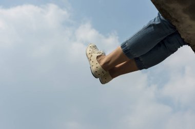 İnsanlar bacaklar yukarı gökyüzünde