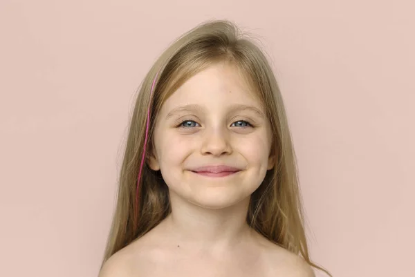 Menina sorridente com peito nu — Fotografia de Stock