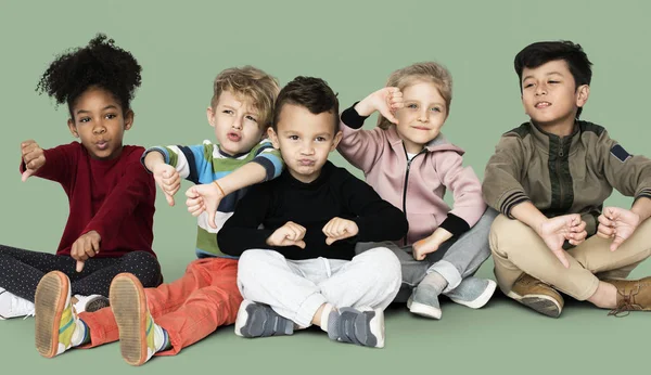 Mijn lieve kinderen, zittend op de vloer — Stockfoto