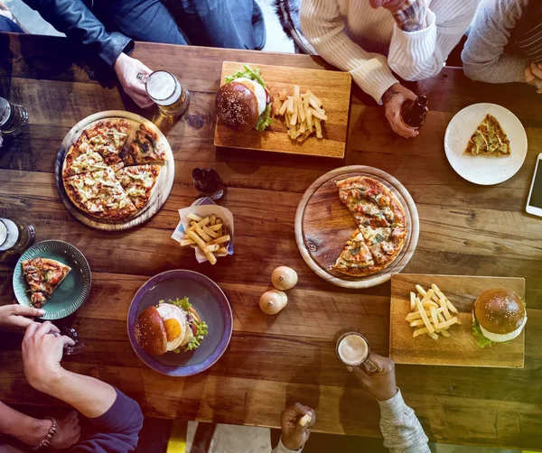 As pessoas celebram a festa com comida — Fotografia de Stock