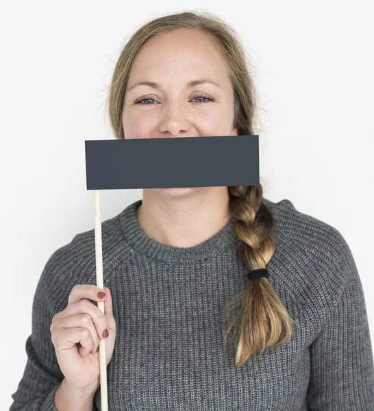 Mulher segurando papel em branco — Fotografia de Stock