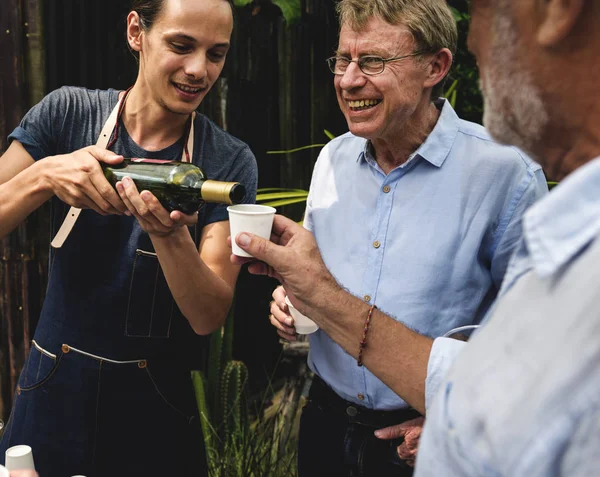 Mannen drinken van lokale rode wijn — Stockfoto