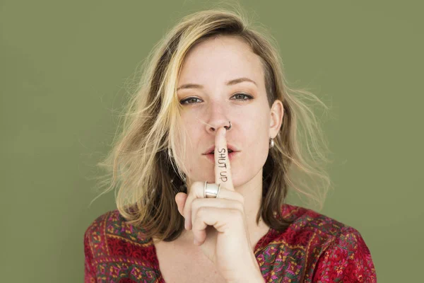 Loira mulher segurando dedo na boca — Fotografia de Stock