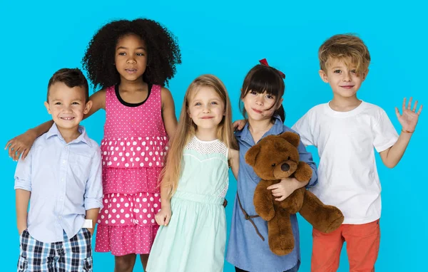 Niños sonrientes en el estudio —  Fotos de Stock