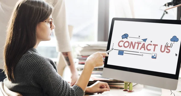 Woman showing idea on computer — Stock Photo, Image