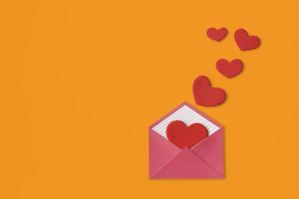 Envelope de amor com corações — Fotografia de Stock