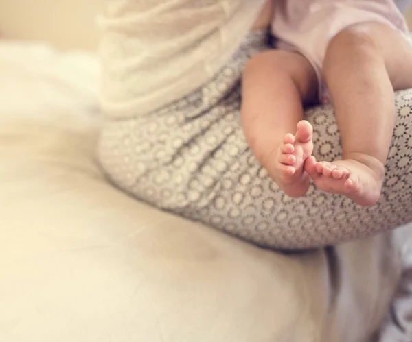 Kleine benen van pasgeboren baby — Stockfoto