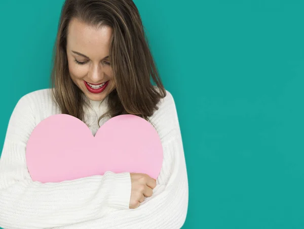 Señora sosteniendo corazón de papel —  Fotos de Stock