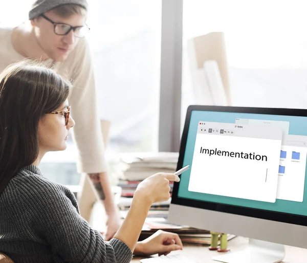 Vrouw weergegeven: idee op computer — Stockfoto