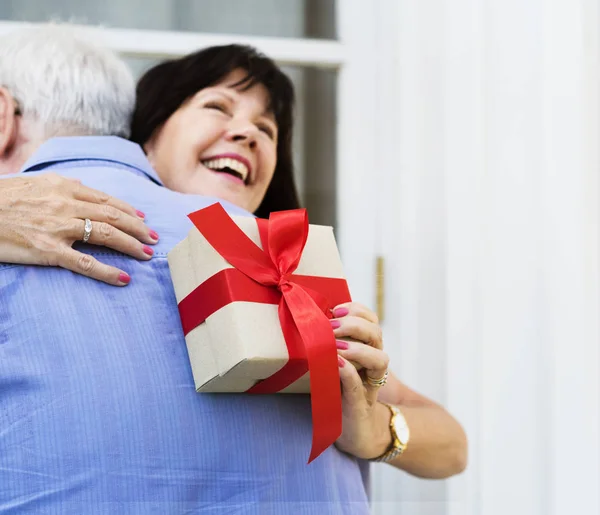 Esposa abrazando marido para el presente — Foto de Stock