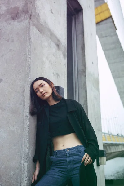 다리에 포즈 아시아 여자 — 스톡 사진