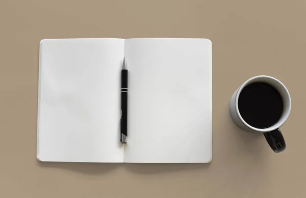 Kaffeetasse und leeres Notizbuch — Stockfoto
