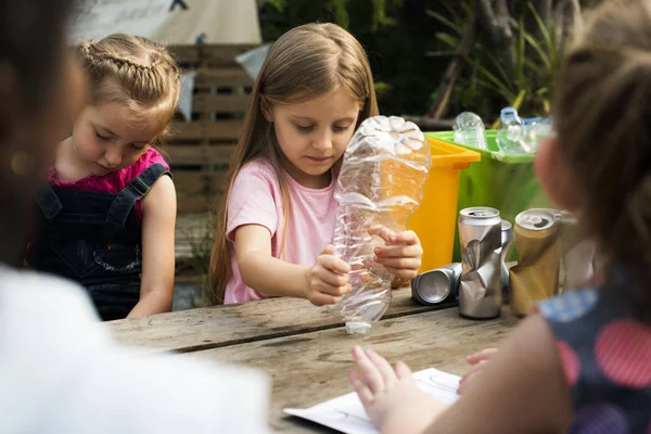 Mitschüler, die Biologie lernen, recyceln Umwelt — Stockfoto