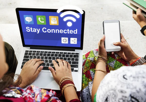 Women with laptop and smartphone — Stock Photo, Image