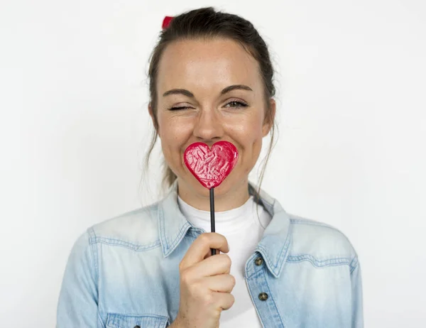 Kvinna med hjärtat lollipop — Stockfoto
