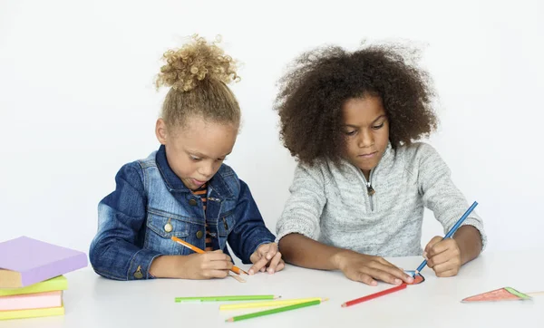 Kleine kinderen tekenen — Stockfoto