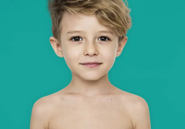 Petit garçon avec poitrine nue — Photo