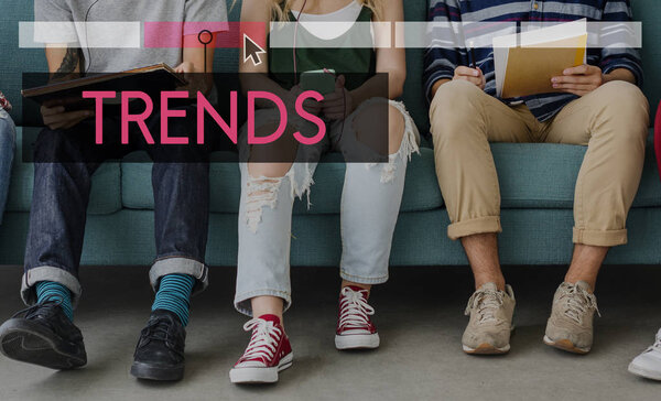 стильные друзья с помощью цифровых устройств
