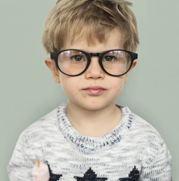 Caucásico chico usando gafas —  Fotos de Stock
