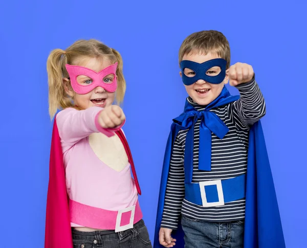 Kinderen in superheld kostuums — Stockfoto