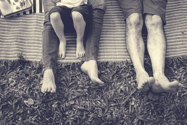Семья лежит на одеяле на Пикнике — стоковое фото